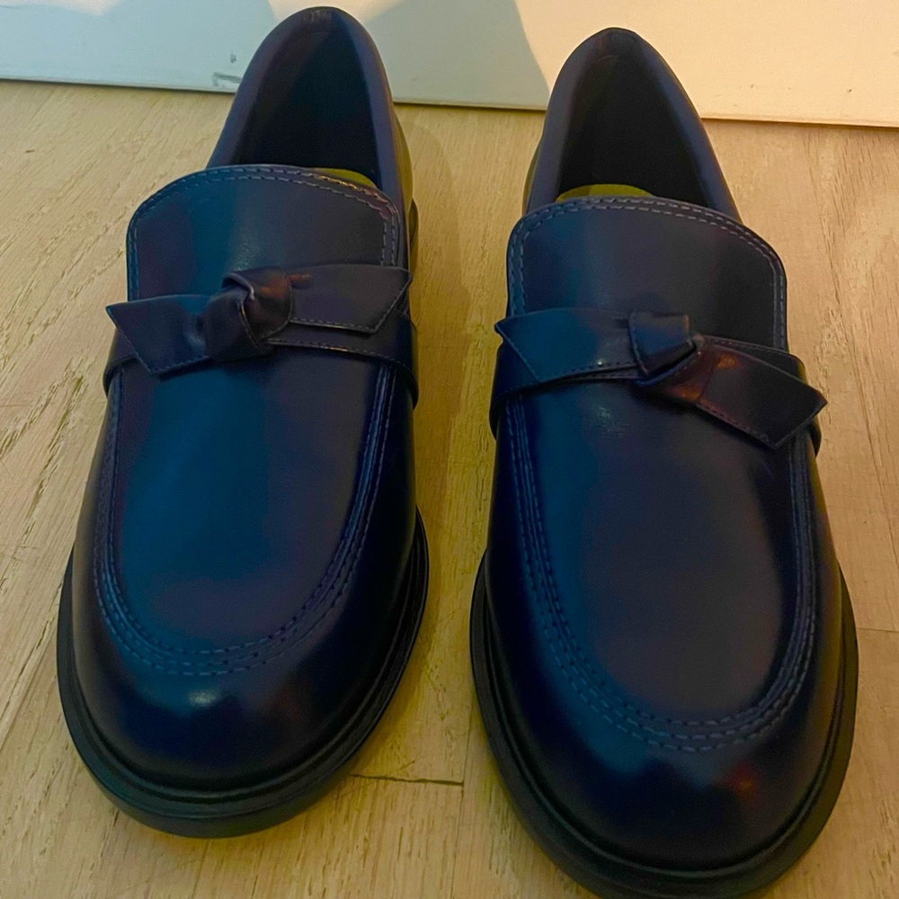 Alexandre Birman Navy and Beige Flats